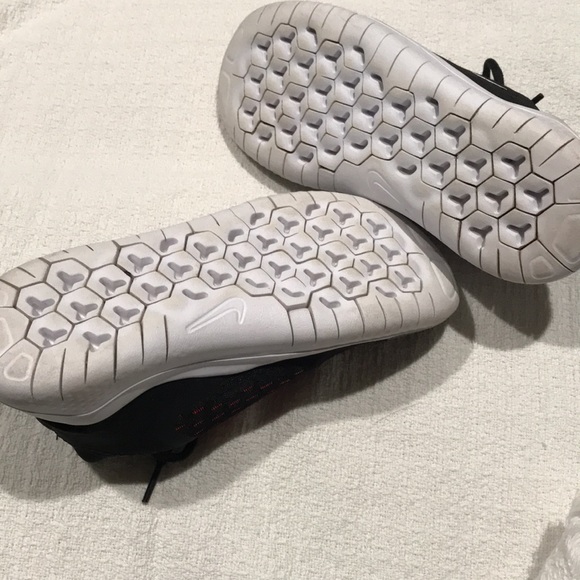 Nike Black and Red Running Shoes Youth Size 3.5Y - Picture 2 of 5